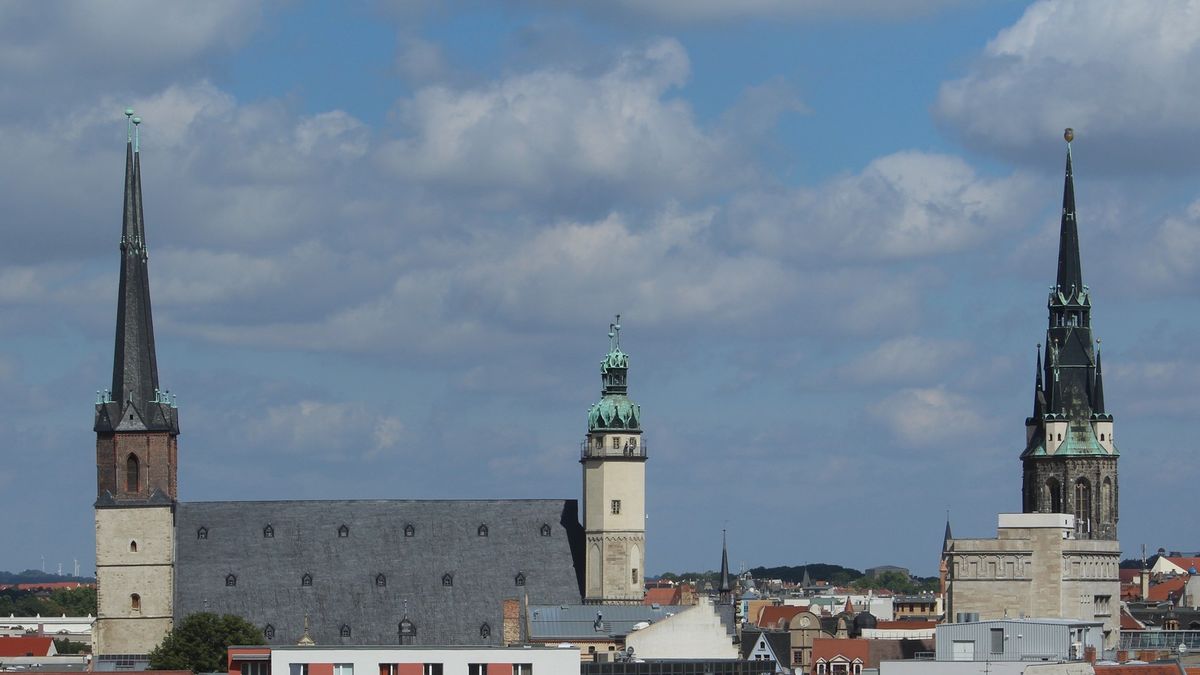 Blick über die Dächer der Altstadt von Halle (Saale) zur Marktkirche und zum Roten Turm